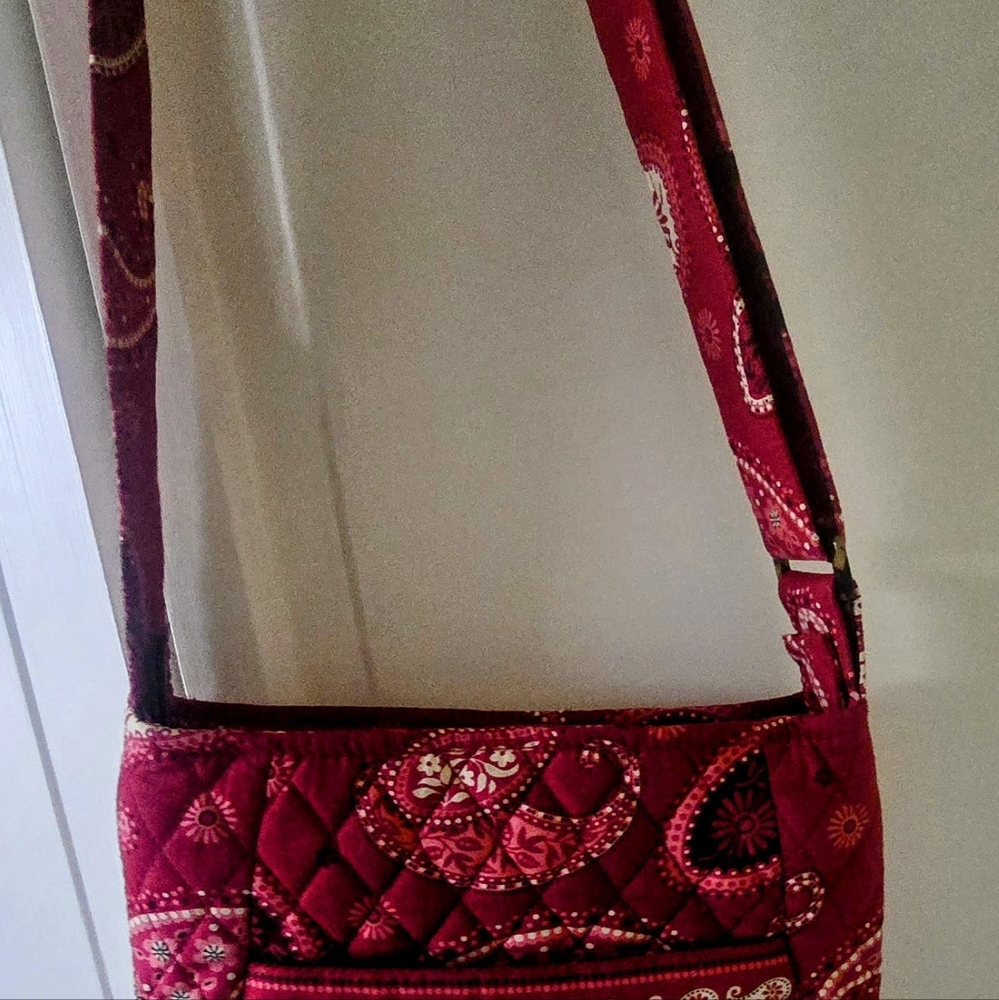 Vera Bradley Bundle: Red Paisley Quilted Shoulder Bag, Pen Set And Scrunchies - Picture 5 of 6
